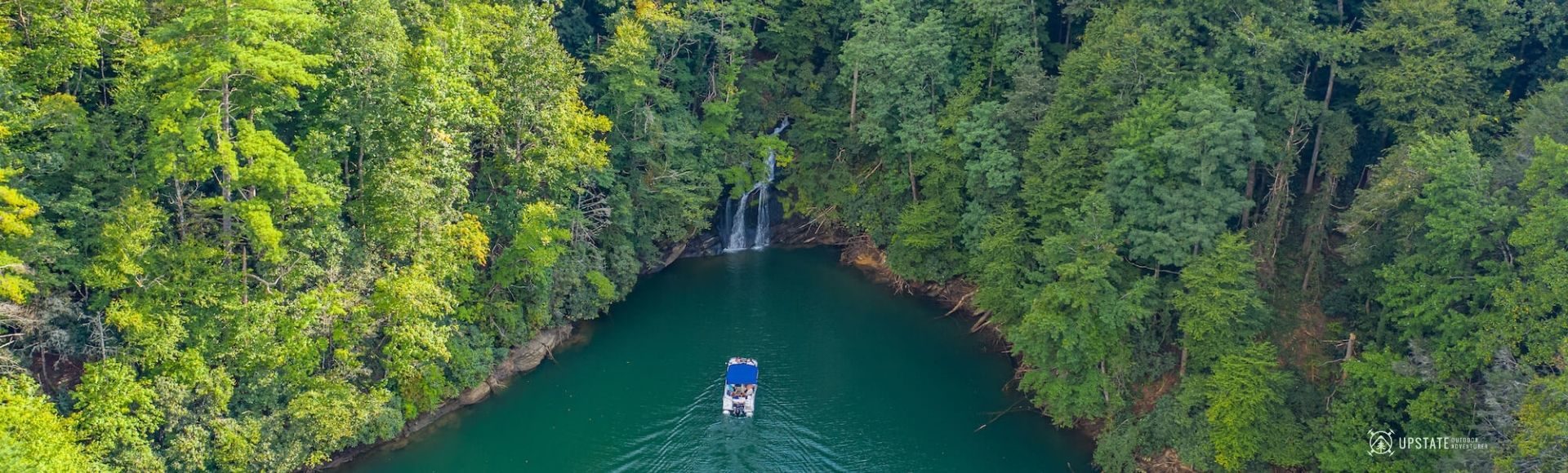 Featured Image of pontoon boat near Wrights Creek on Lake Jocassee