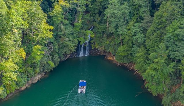 Featured Image of pontoon boat near Wrights Creek on Lake Jocassee