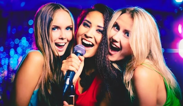 image of ladies singing