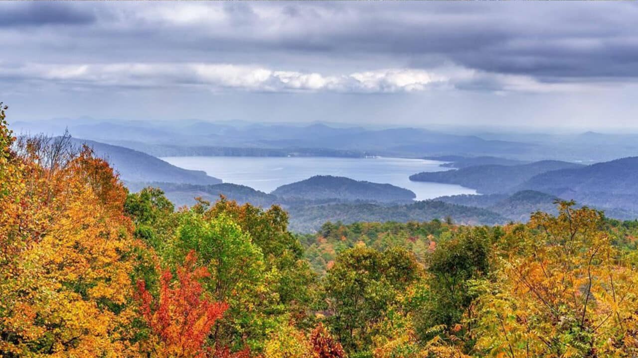 Scenic mountain views with fall color overlooking a lake in Oconee County, ideal for a right fall hike.